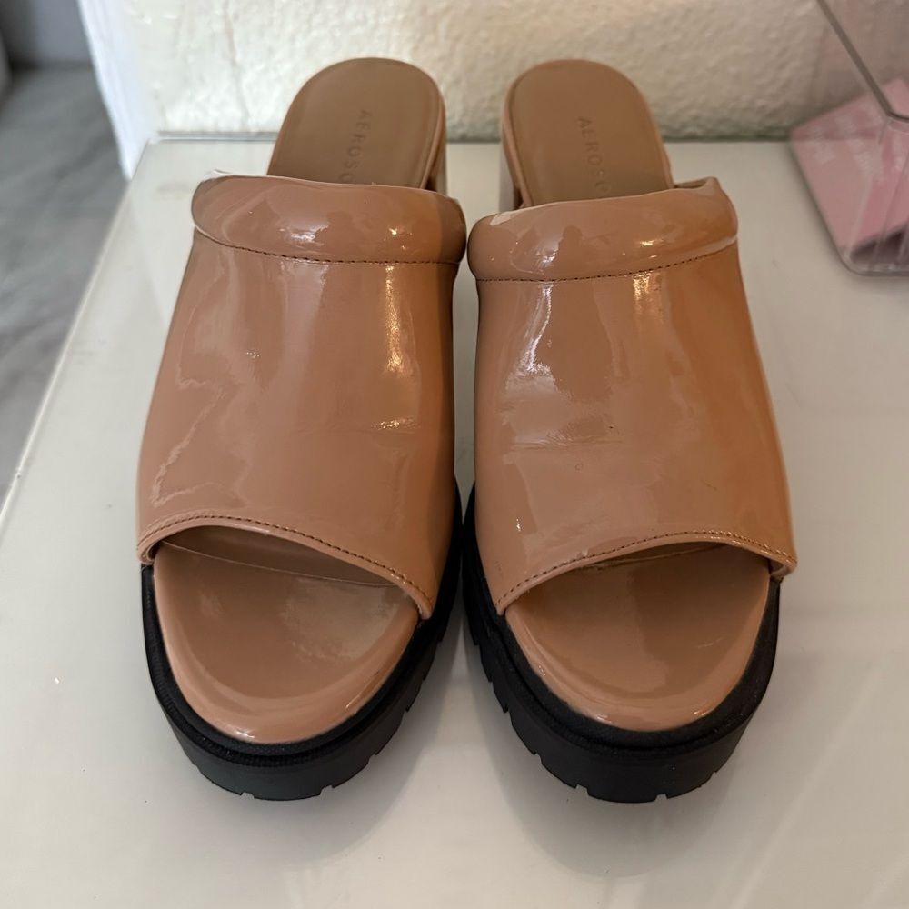 AEROSOLES ECHO platform sandals Women's Glossy Tan Mules size 7